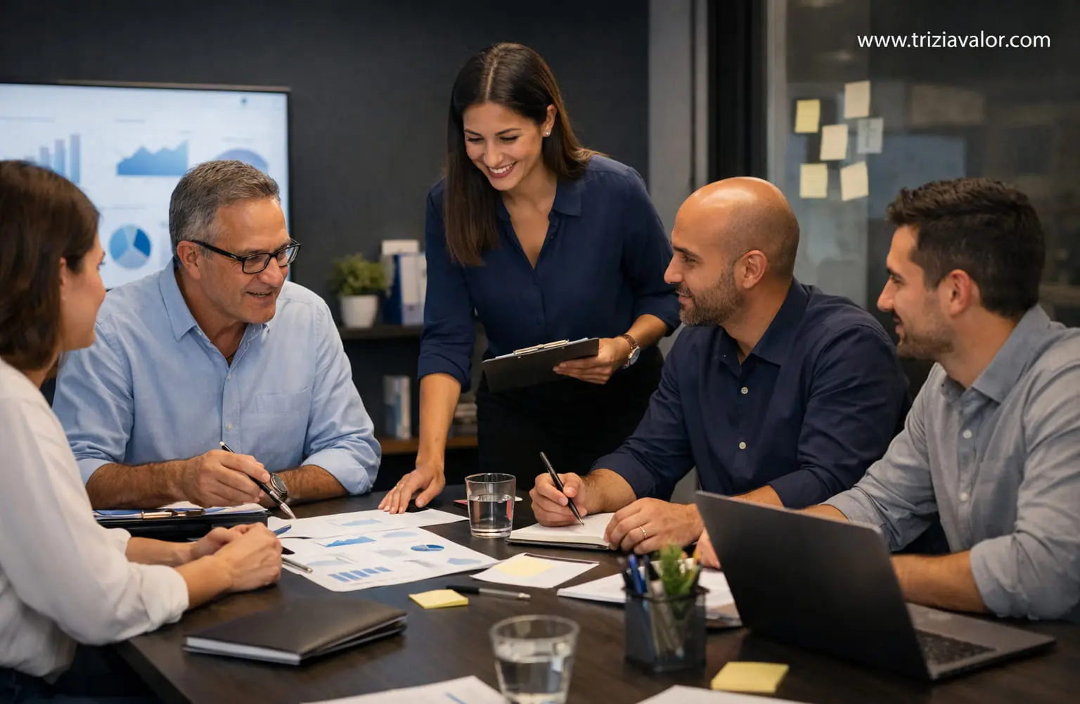 profissional usando inteligência artificial para preparar reuniões no trabalho